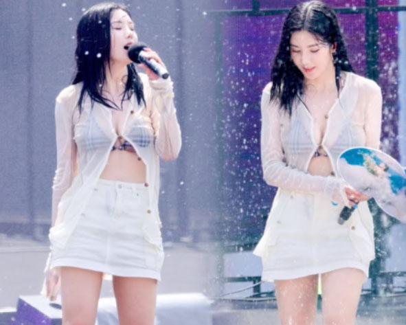 恩妃峇里島度假超性感,網民留言稱她是火辣女孩。