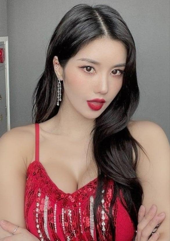 恩妃屬於夏天,因此衣著時刻打扮清涼。