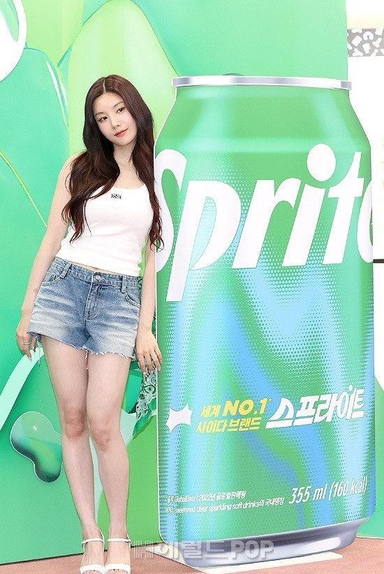 屬於夏天的恩菲,衣著時刻打扮清涼。