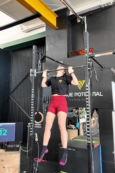 Olivia Vinson的丈夫兼教練建議她挑戰女子24小時引體上升次數最多的紀錄。(X)