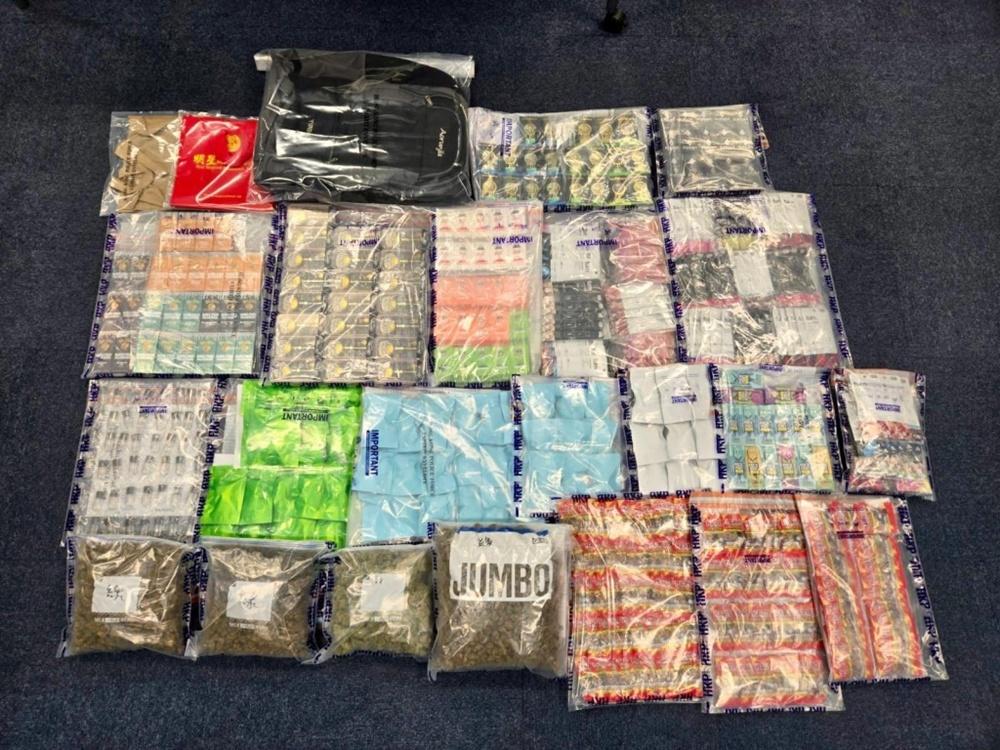 警方在動中檢獲的毒品總市值約100萬元。(警方相片)