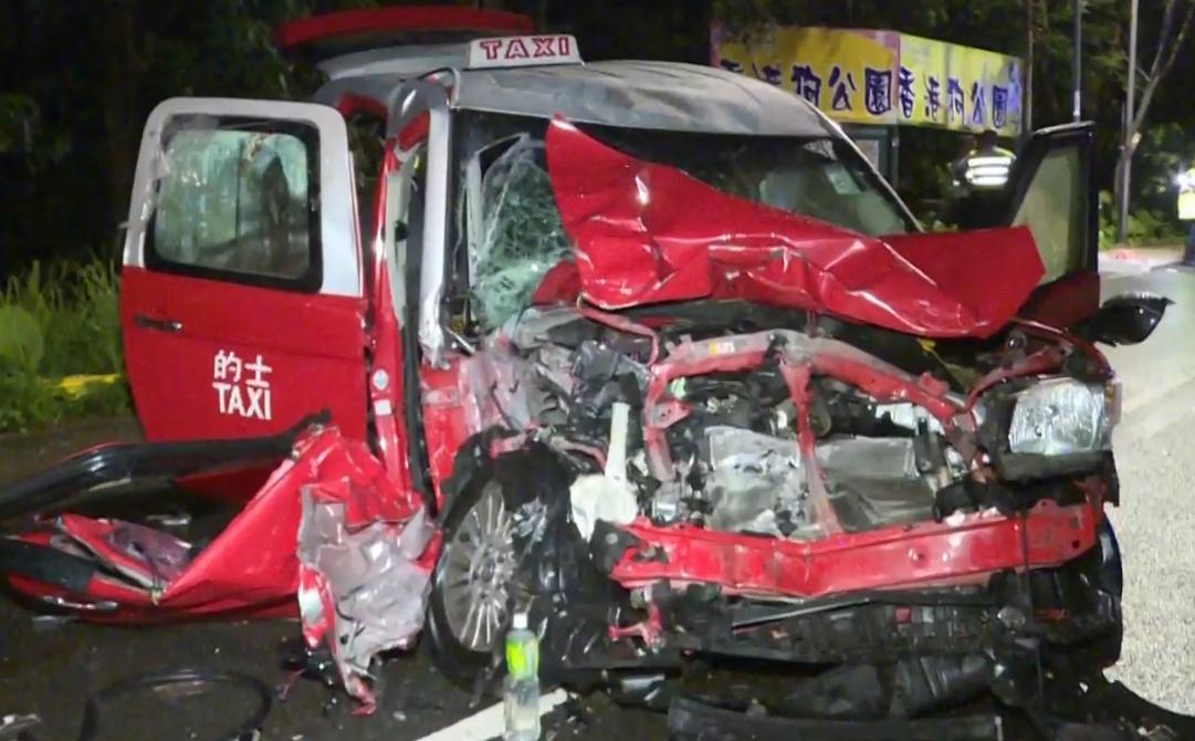 兩車車頭均嚴重損毀,零件四散路面。(有線新聞截圖)