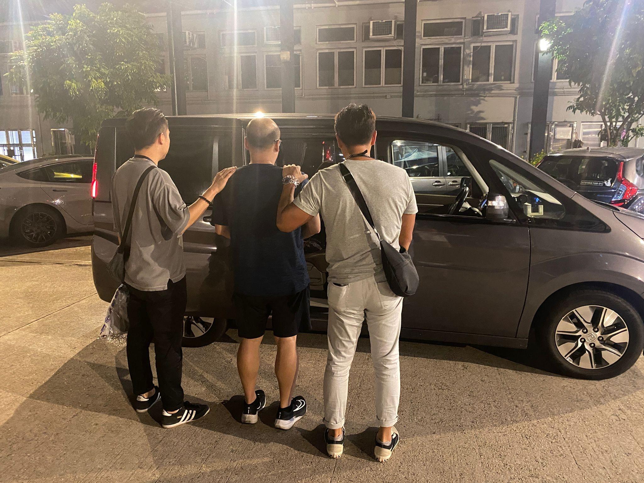 拘捕一名本地男子、一及內地男子及一名內地女子,涉案內地女子同時涉嫌非法入境。(警方相片)