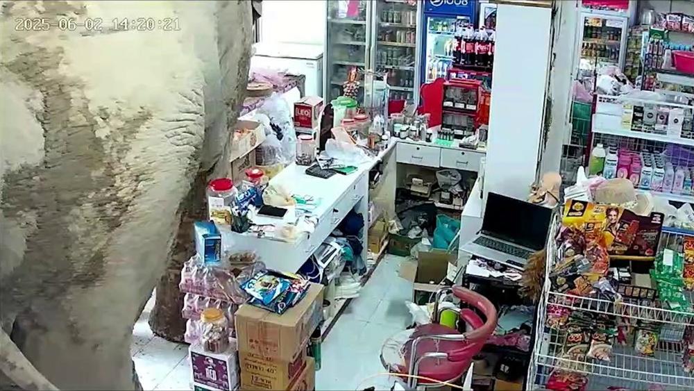 大象還不願意離開,繼續吃著店內零食。(X)