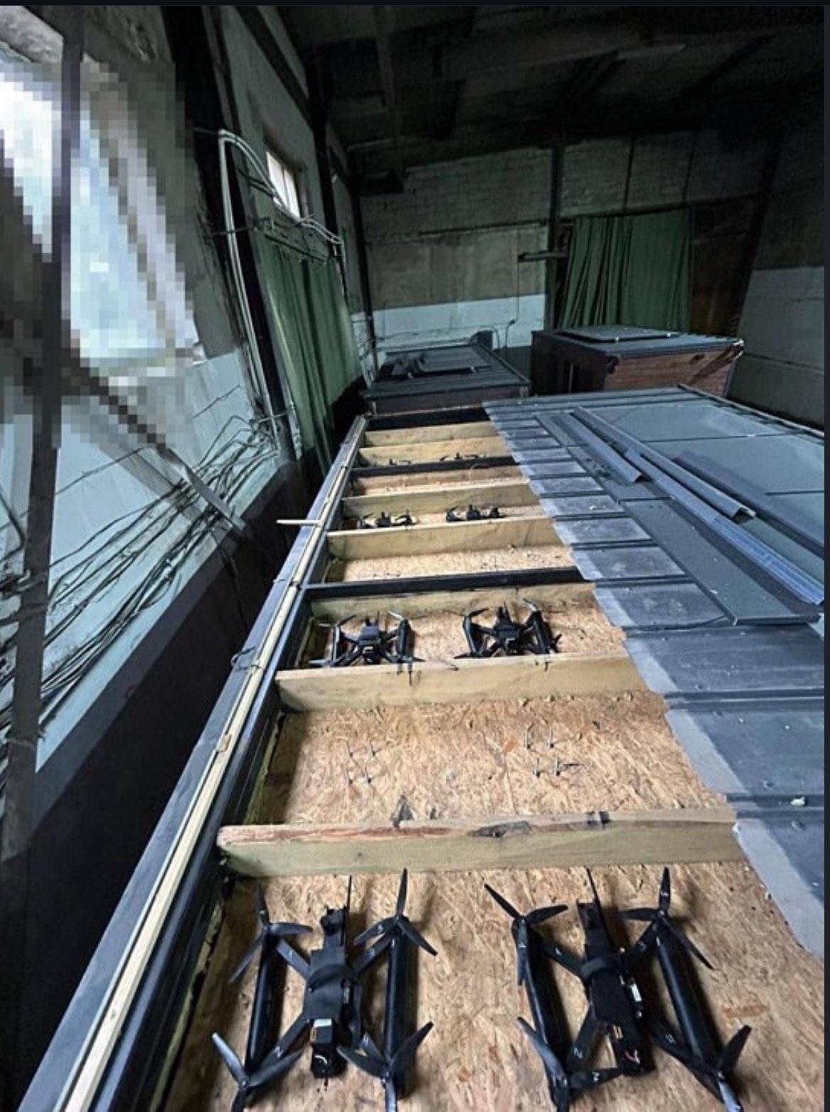 疑似烏方無人機被藏於貨車暗格內。(X)