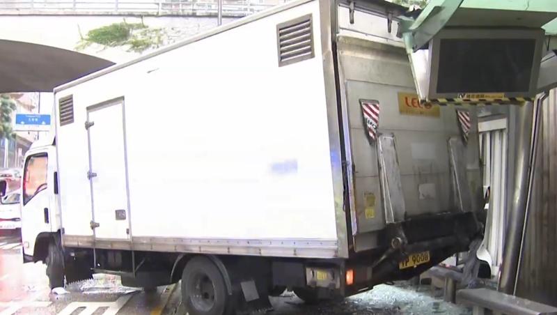 2名女子受傷,其中年約50歲女子被捲入車底昏迷。(有線新聞截圖)