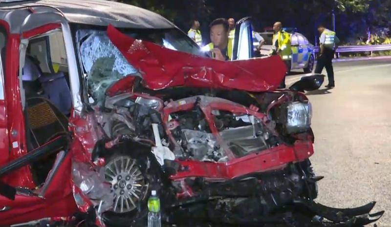 兩車車頭均嚴重損毀,零件四散路面。(有線新聞截圖)