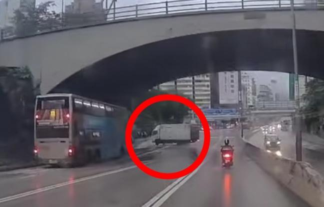 中型貨車剷上行人路,撞毀巴士站。(車cam L (香港群組) @FB)