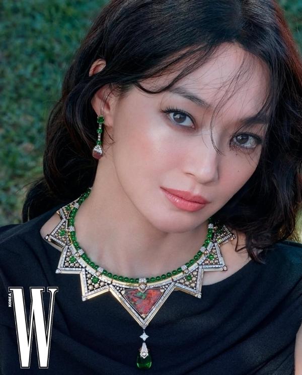 申敏兒的眼神充滿情感,加上標誌性古典面容,為她贏得不少影迷。(圖:《W KOREA》網上截圖)