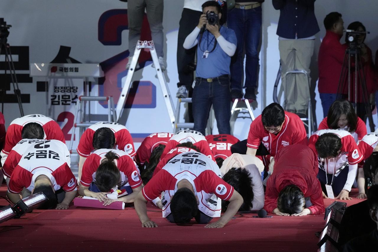 金文洙就尹錫悅實施戒嚴道歉,向支持者下跪拜票。(AP)