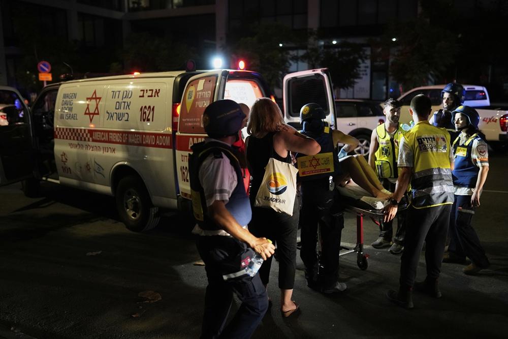 傳媒統計至少200枚導彈進入以色列領空。救援組織表示,至少63人受傷。(AP)