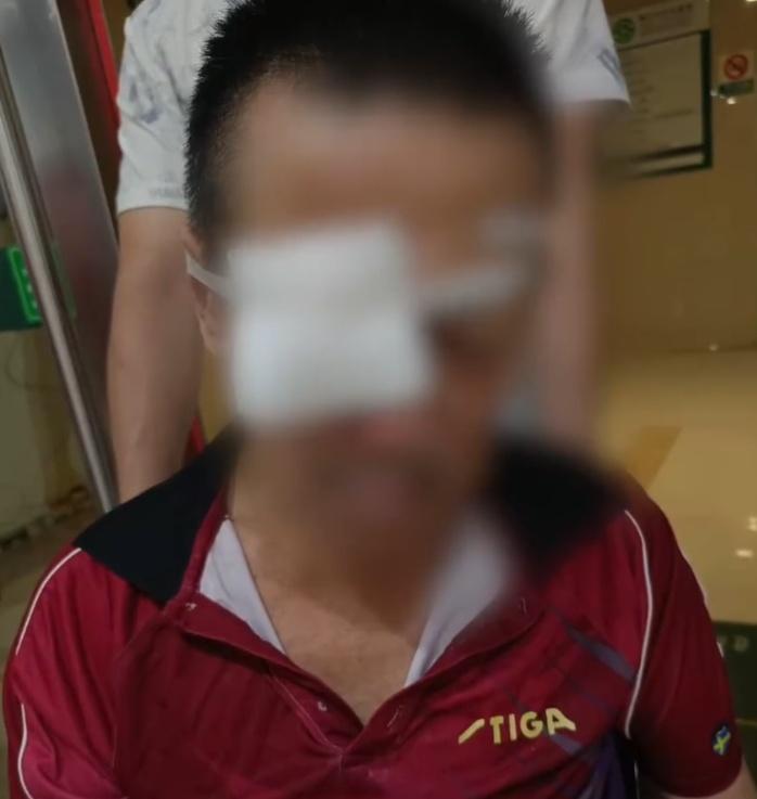 王先生指,父親事後進行了3次手術,但右眼已經無法恢復。(微博)