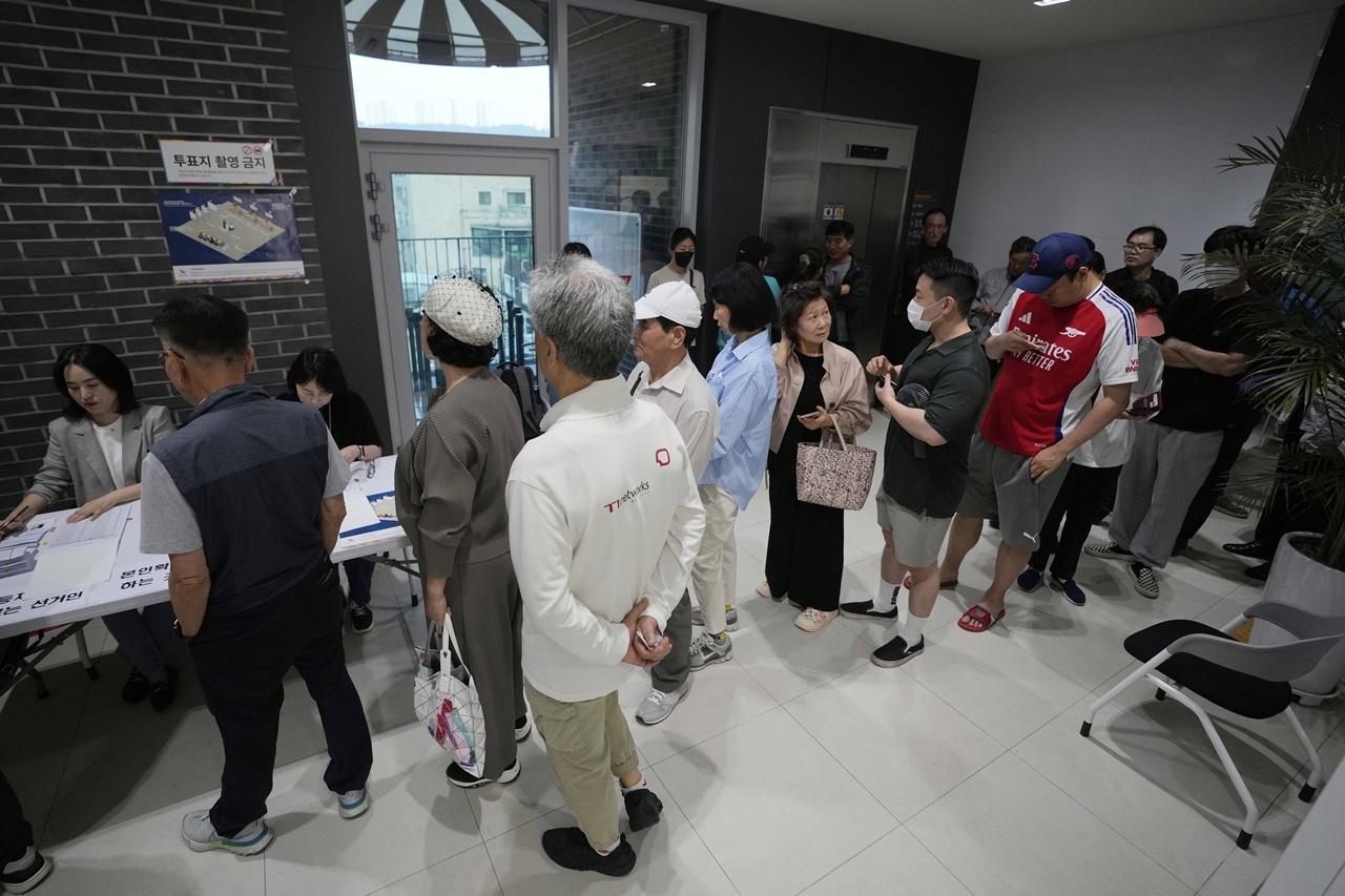 南韓今日舉行總統大選,已由當地早上6時開始投票。(AP)