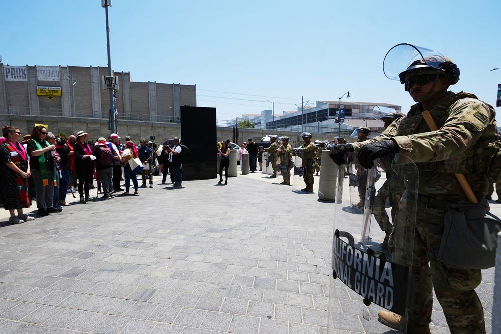 總統特朗普先後下令,動員4000名國民警衛隊和700名海軍陸戰隊成員前往當地。(AP)