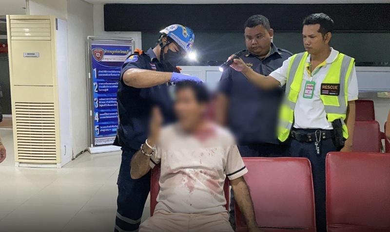 男遊客則指,原本要離開現場,詎料變性女子暴怒,抓住他的衣服並用高跟鞋攻擊他。(X)