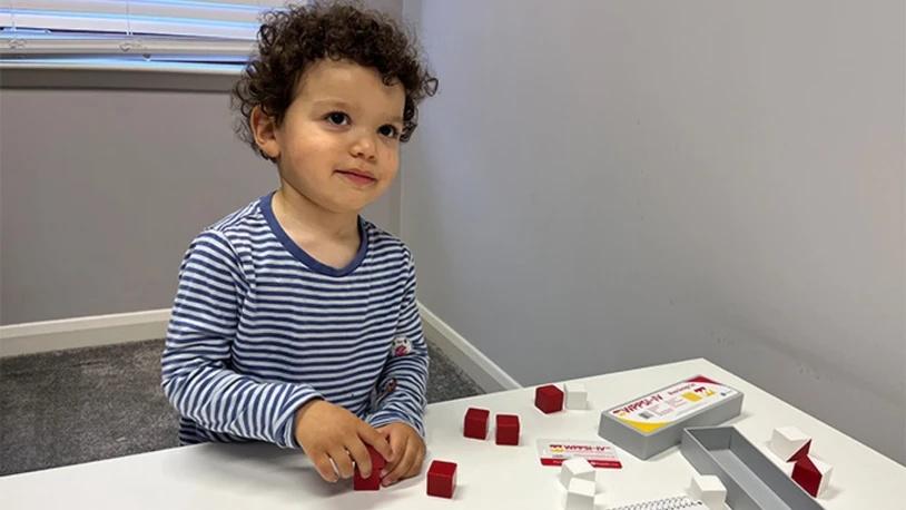 Joseph出生5周學會翻身,7個月大說出第1個詞,1歲9個月就能完整朗讀完第1本書。(X)