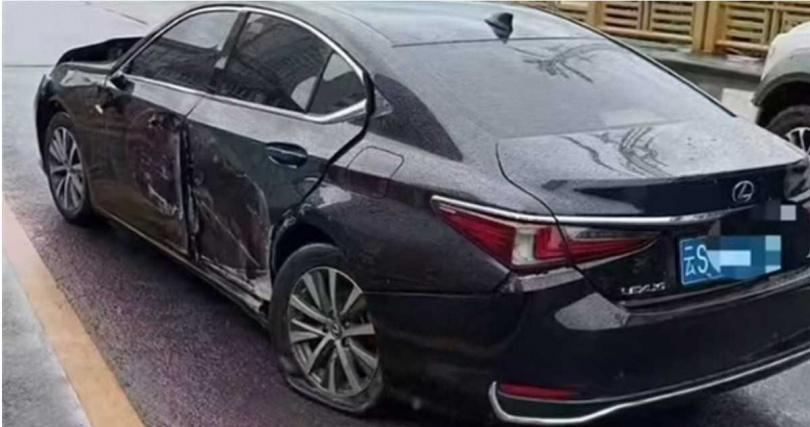 事故造成車頭與駕駛側車門受損,左後輪爆胎。(微博)