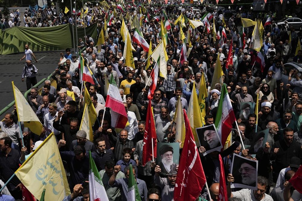 伊朗首都德黑蘭大批民眾上街示威,辱罵以色列及美國,要求伊朗報復。(AP)