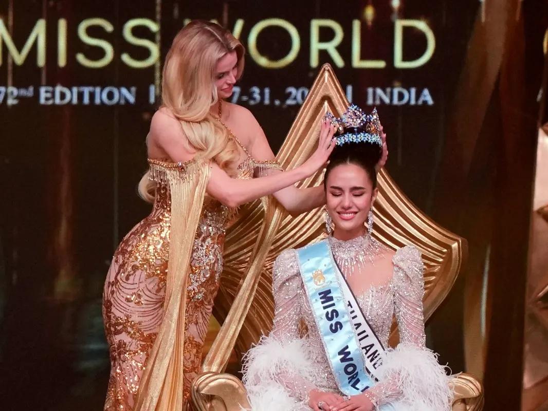 去年冠軍捷克小姐Krystyna Pyszková為她加冕。(X)