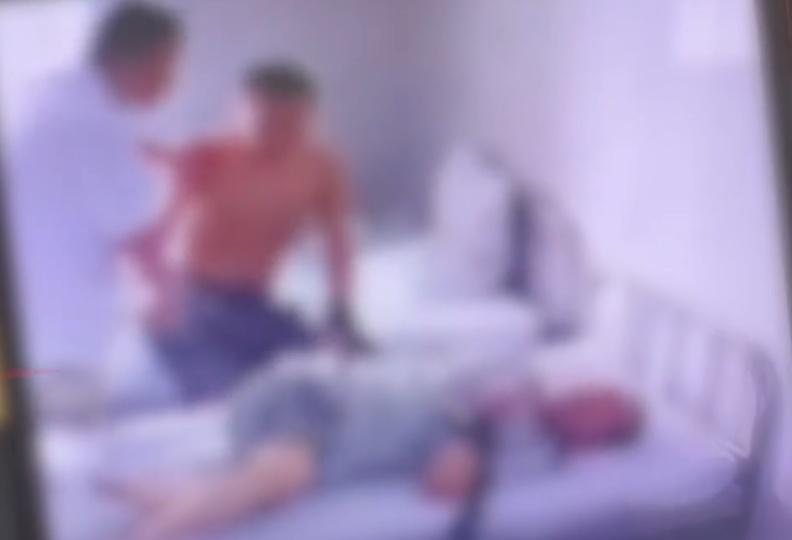 鄰床院友伸手直接把老人的右眼球挖出眼眶,工作人員發現後到場阻止。(微博)