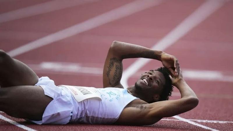 Robinson在比賽結束後還繼續從容地躺在地上整理衣服,露出勝利的開心笑容,還跟其他選手閒話家常。(X)