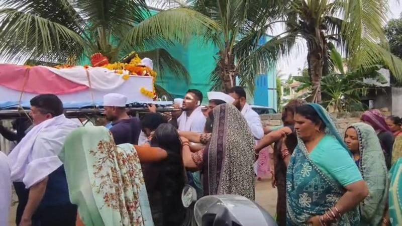 印航唯一生還者傷痛送別罹難弟弟,感慨:若我換位他就尚在。(X)