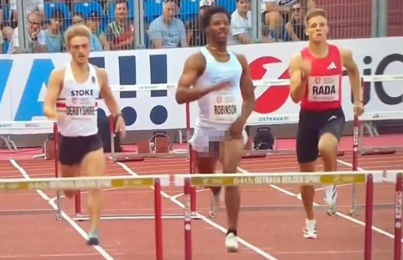 下體竟然直接外露「吊吊揈」,他只好邊遮邊跑,但無補於事。(X)