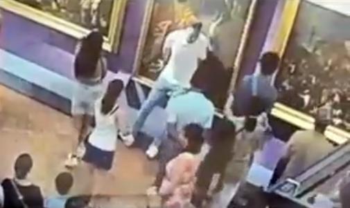 詎料失去平衡,他下意識用手靠在畫作以平衡身體,卻導致畫作損毀。(X)