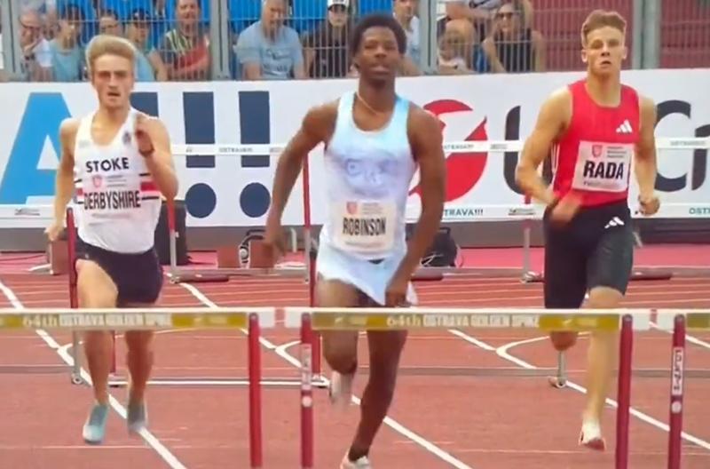 下體竟然直接外露「吊吊揈」,他只好邊遮邊跑,但無補於事。(X)