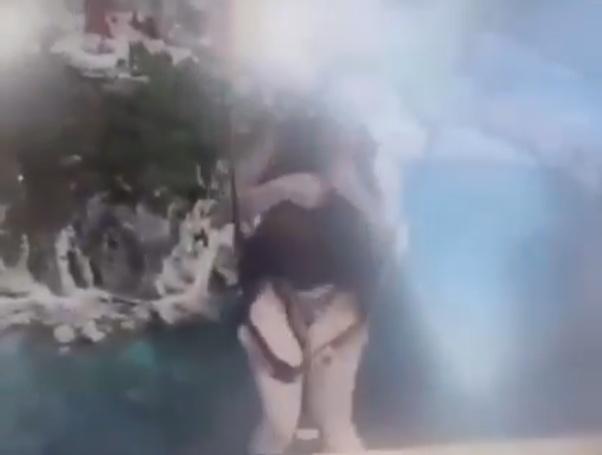 女子竟然脫去安全背心,包括兩個扣和背心拉鏈。(X)