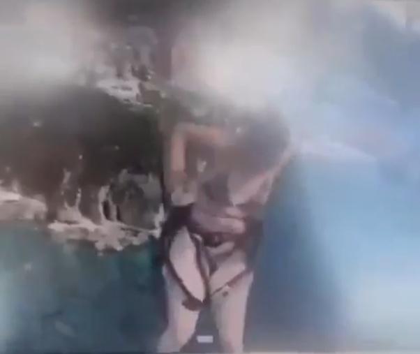 女子竟然脫去安全背心,包括兩個扣和背心拉鏈。(X)