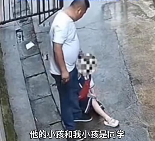 女童用盡全身力氣掙扎並大聲哭喊,但還是無法抵擋成年男性的力量。(微博)