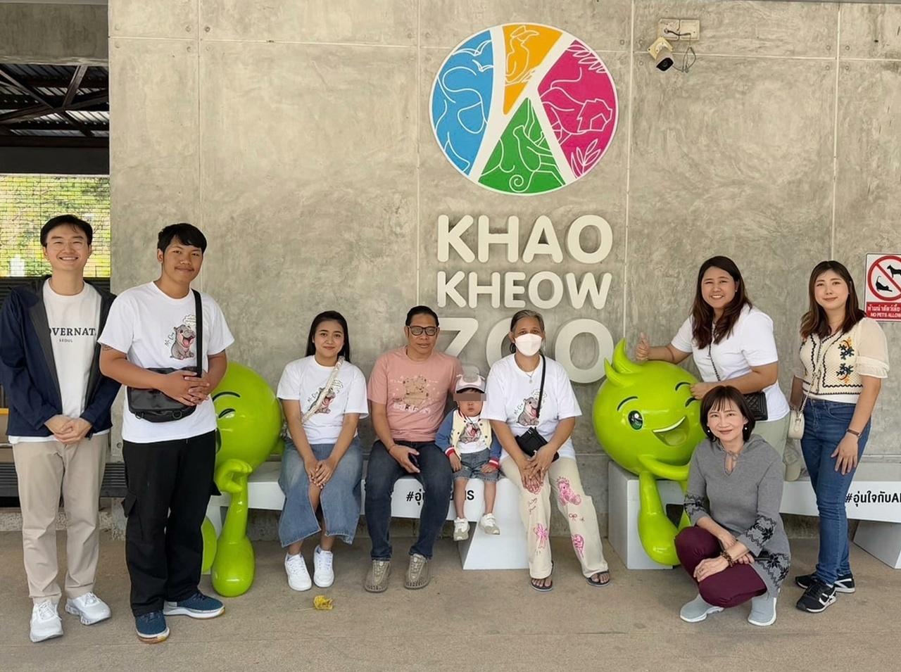 院方安排Auto在泰國新年假期後到園內參觀,即使當日人潮十分擁擠,園方工作人員仍努力協調。(X)