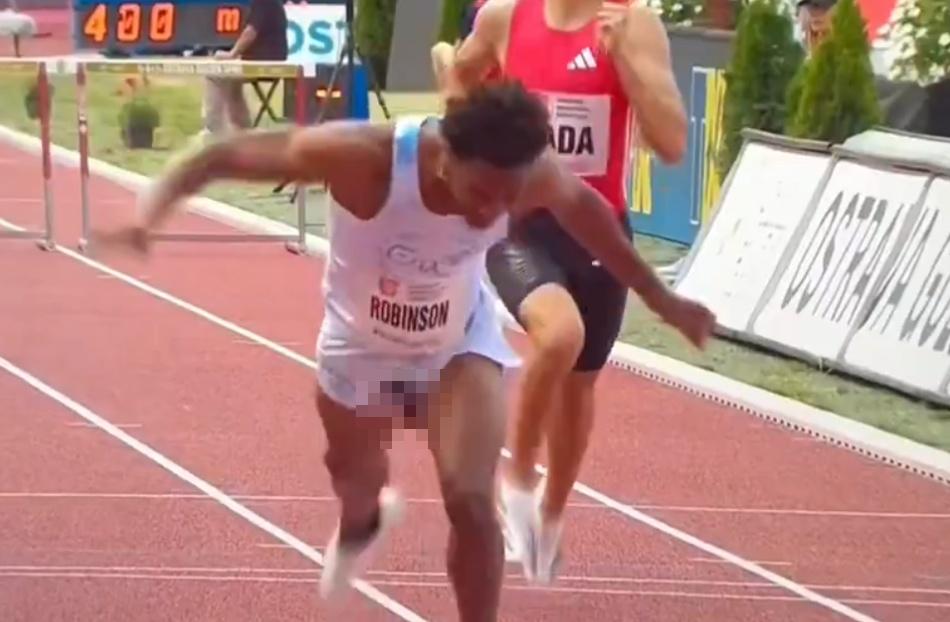 他只好放棄遮掩,專注加速衝刺。(X)