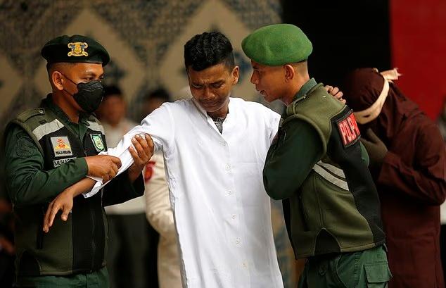 男子下肢幾乎癱瘓狀態,無法好好站著,須由工作人員攙扶。(X)