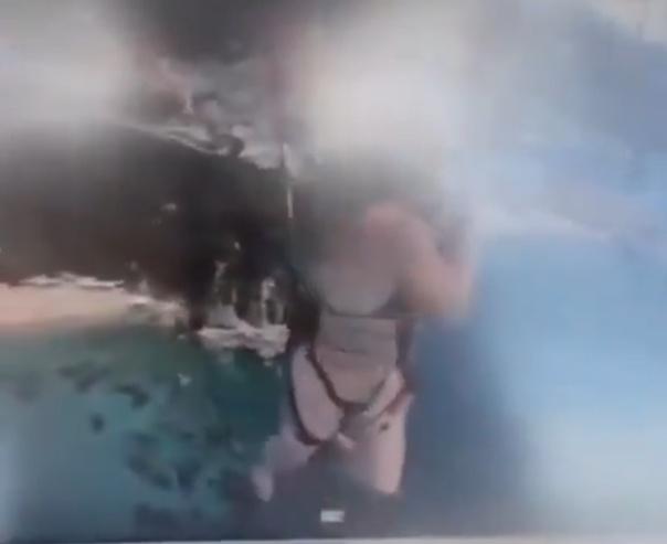 並嘗試轉身似想離開坐位,最終她由約50米的高空翻落入海。(X)