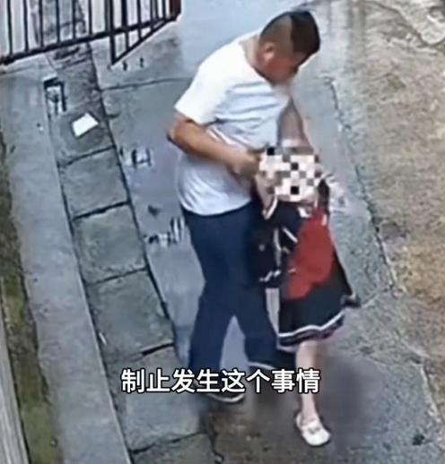 女童用盡全身力氣掙扎並大聲哭喊,但還是無法抵擋成年男性的力量。(微博)