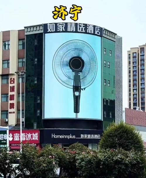 多地商場在其戶外大屏幕上無間斷播放巨型風扇轉動的畫面。(微博)