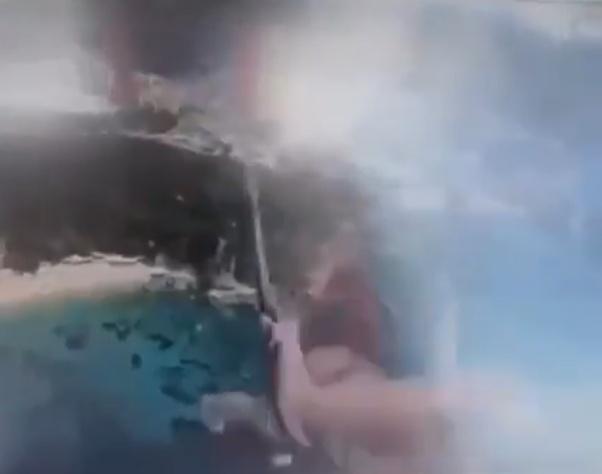 並嘗試轉身似想離開坐位,最終她由約50米的高空翻落入海。(X)