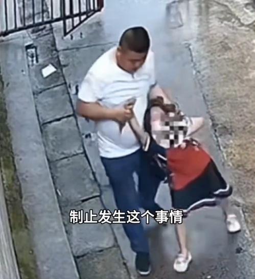 就在女童被劉男拖著走時,住在巷內的一名住戶聽到哭喊聲,連忙下來察看。(微博)