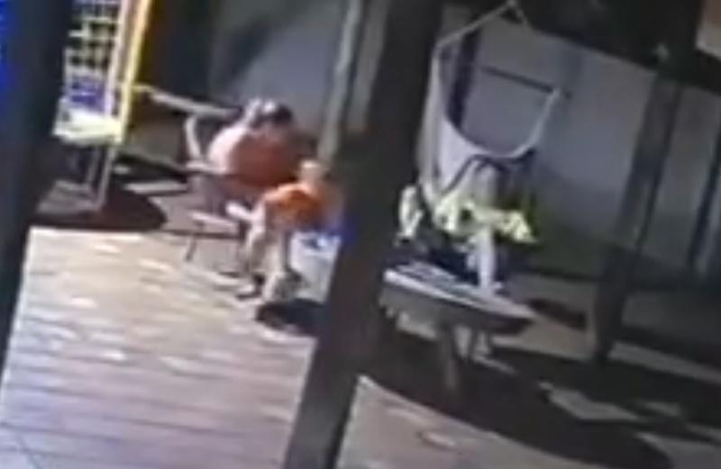 丈夫隨意地將手槍放在桌上,結果被兒子拿去當玩具。(X)