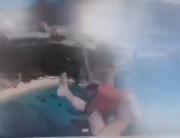 並嘗試轉身似想離開坐位,最終她由約50米的高空翻落入海。(X)