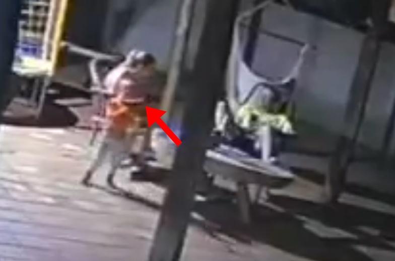 丈夫隨意地將手槍放在桌上,結果被兒子拿去當玩具。(X)