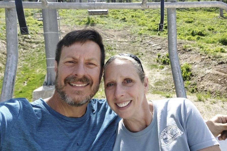 61歲男子Kell Morris與妻子Jo Roop。(X)