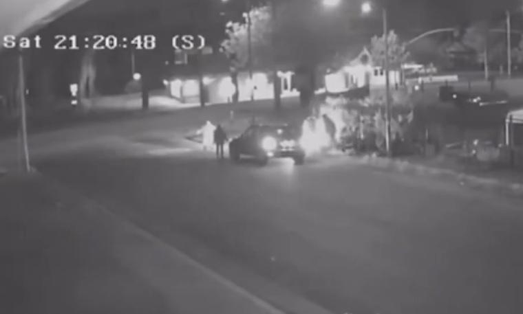 疑兇與其他途人爭吵後迅速離開,幾名途人協助受害人撲滅身上的火。(X)