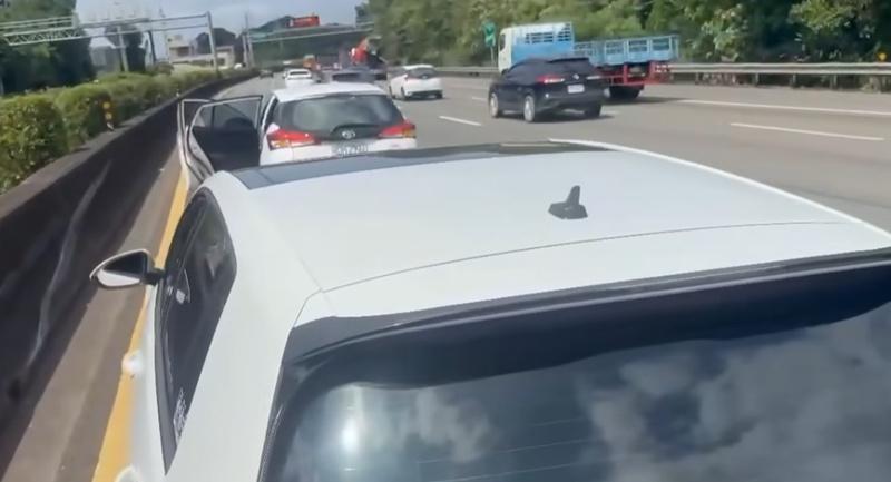 私家車雙方隨即將車輛暫停在路肩處理事故。(FB)