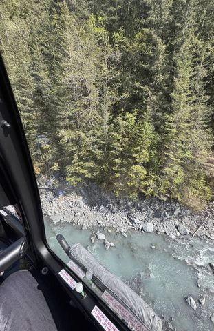 觀光直升機接載6名消防員到現場。(X)