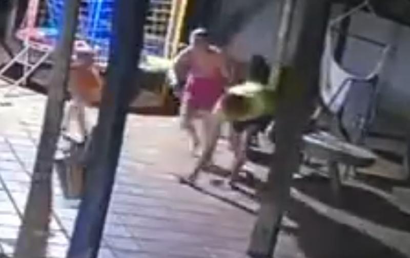 丈夫立即查看妻子,並撿起被扔在地上的手槍。(X)