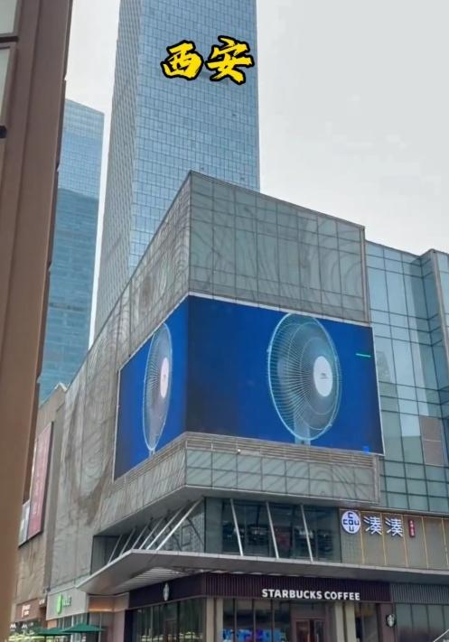 多地商場在其戶外大屏幕上無間斷播放巨型風扇轉動的畫面。(微博)
