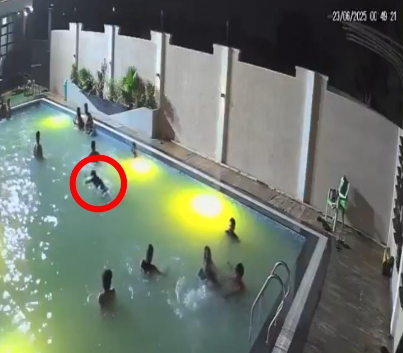 Singh惟不久開始在水裡不斷掙扎,期間還曾雙腳伸出水面。(X)